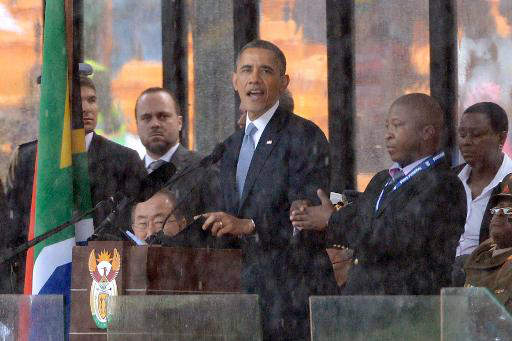 Barack Obama discursa na cerimônia de homenagem ao líder da luta contra o apartheid, Nelson Mandela, ao lado de um falso intérprete de linguagem de sinais (AFP, Pedro Ugarte)