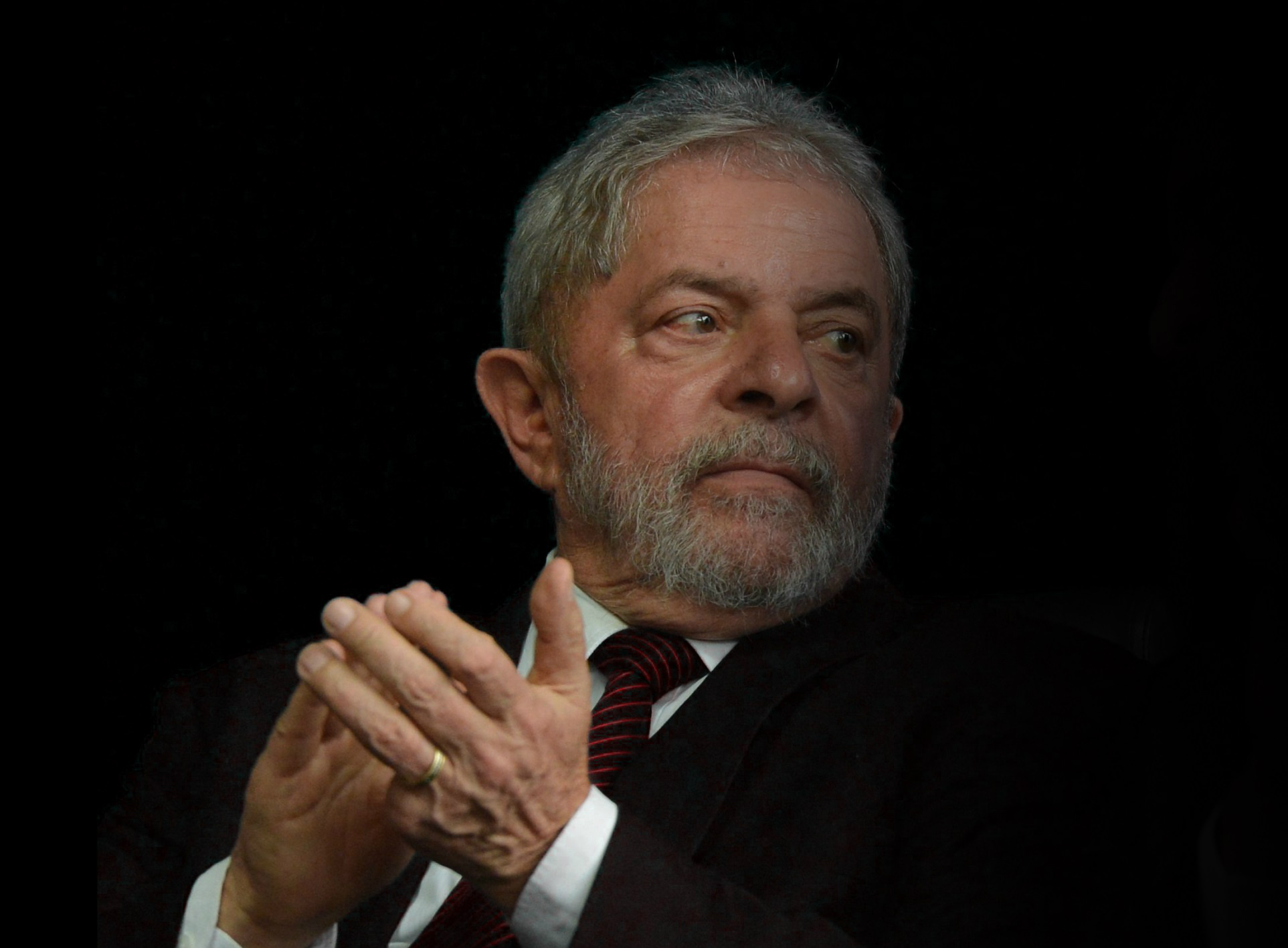 Jornais da América do Sul repercutem ação policial contra Lula Jornais da América do Sul repercutem ação policial contra Lula