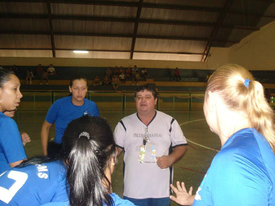 Tidinho em treino com a equipe feminina de vôlei de Amambai.
