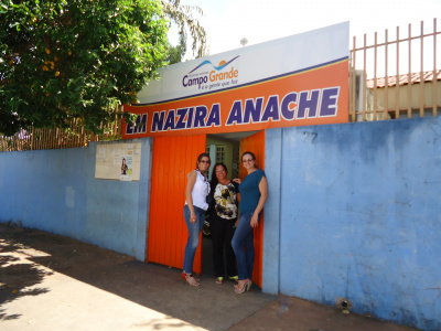 Regiane, à esquerda, na escola municipal Nazira Anache.
