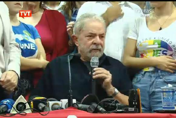 "Não precisava levar uma coerção. Era só ter comunicado", diz Lula na sede do PT Lula faz pronunciamento na sede do PT após depor à Polícia Federal(Reprodução/TV Brasil/TVT)