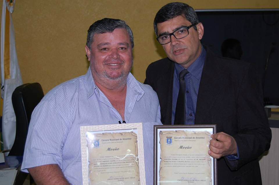 Aristides e o vereador Fernando Fisher, autor da indicação para entrega da moção.