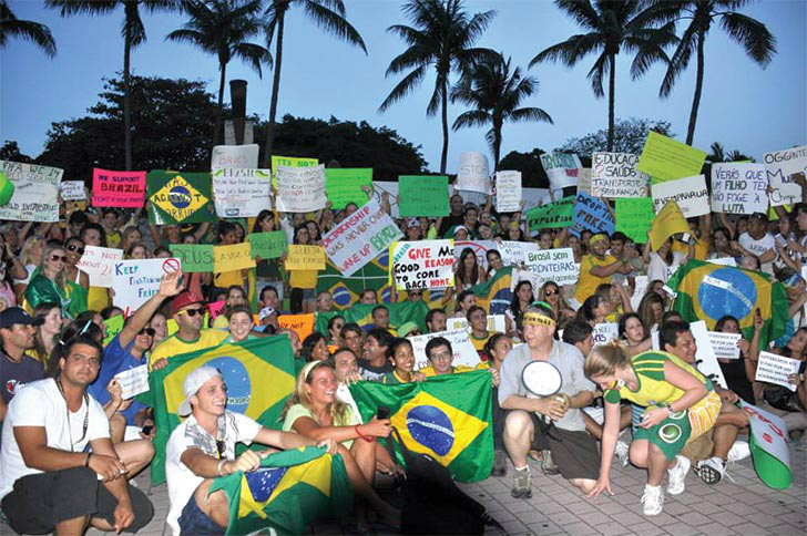 Pequeno grupo de brasileiros se unem em Miami e protestam por melhorias no Brasil / Foto: Divulgação