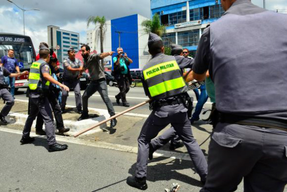 Manifestantes entram em confronto em frente ao local onde Lula presta depoimento Manifestantes contrários e favoráveis ao ex-presidente Lula entraram em confronto no final da manhã de hoje (4) em frente ao escritório da Polícia Federal no Aeroporto de Congonhas Foto: Rovena Rosa