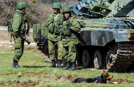 Soldados russos numa antiga base militar ucraniana em Perevalnoye, Crimeia (AFP, Dmitry Serebryakov)