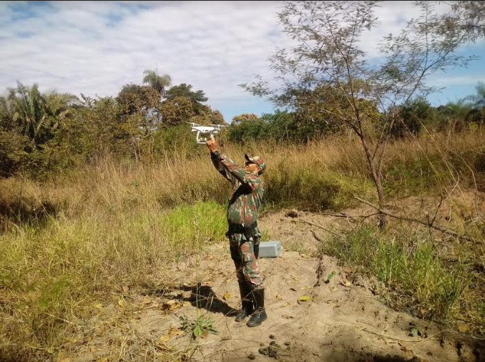 PMA utiliza drone e apreende redes usadas para pesca predatória no rio Coxim Policiais verificaram por meio do aparelho, dois infratores em uma região nas proximidades.