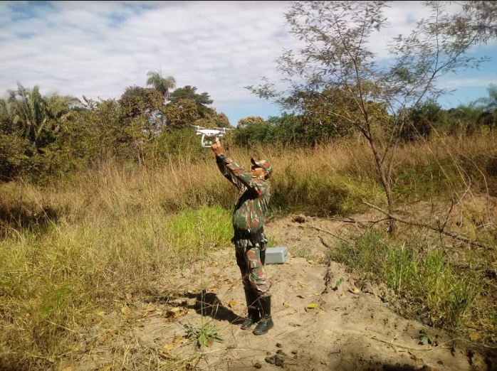 Policiais verificaram por meio do aparelho, dois infratores em uma região nas proximidades.