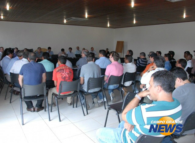 Reunião em Três Lagoas entre trabalhadores e representantes da empresa. (Foto: Divulgação)