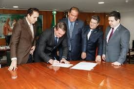 Bolsonaro assina lei que cria primeira universidade de seu governo