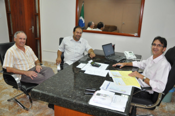 PSDB reafirma parceria com a administração municipal de Amambai Prefeito Dirceu Lanzarini junto com o vereador Roberto Dias e Silvaljunho da Silva Amaral. PSDB em Amambai é parceiro da atual administração. (Foto: Felipe Schinaider)