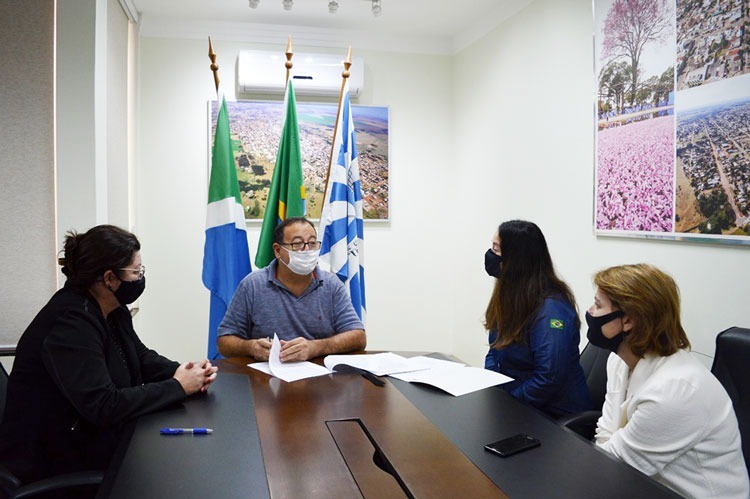 Prefeito Dr.. Bandeira com representantes do Banco do Brasil, durante assinatura de convenio para aquisição de ônibus / Foto: Decom