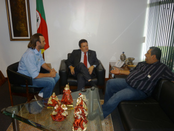 Vereadores Brito e Luciney buscam recursos em Brasília Vereadores Valter Brito e Luciney Bampi com o deputado federal, Vander Loubet, em Brasília.