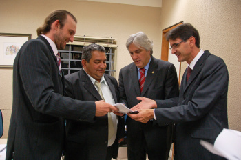 Vereadores Brito e Luciney buscam recursos em Brasília Os vereadores em Brasília com o senador Delcídio do Amaral e o prefeito Dirceu.