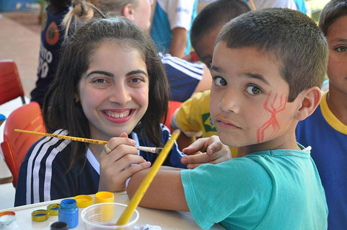 Ana Luisa pintando o rosto das crianças / Foto: Assessoria