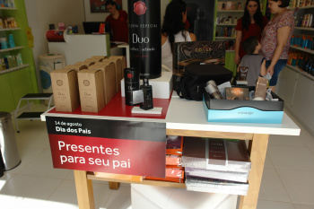 Dia dos pais aquece comércio e corações em Amambai Perfumes também são sempre bem comercializados nesta data.