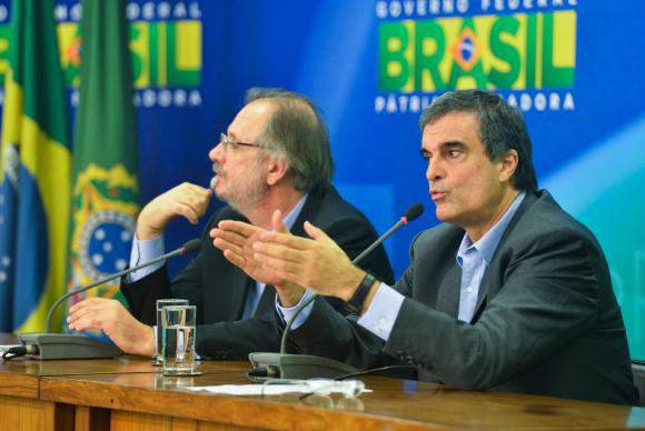 Ao lado de Rossetto, o ministro da Justiça, José Eduardo Cardozo, anuncia envio, ao Congresso Nacional, de pacote de medidas de combate à corrupção / Antônio Cruz/Agência Brasil