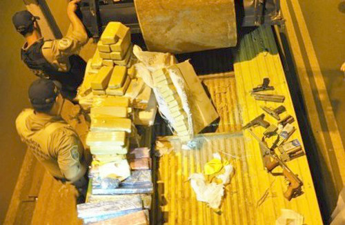 Foram apreendidos 01 metralhadora, 03 pistolas, 200 munições, 03 kg de cocaína, 584 esferas de haxixe e 221,700 kg de maconha – Foto: PRF