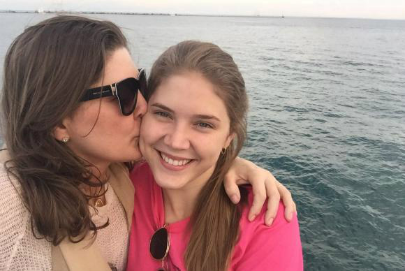 Chicago - Depois de passar quase 20 dias detida, Liliana Matte e sua mãe Anaíde passearam pelo Lago Michigan antes de voltar ao Brasil: