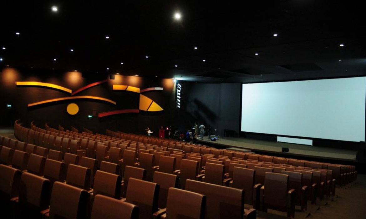 Após retomada, público ainda pretende assistir a espetáculos virtuais Foto: Divulgação