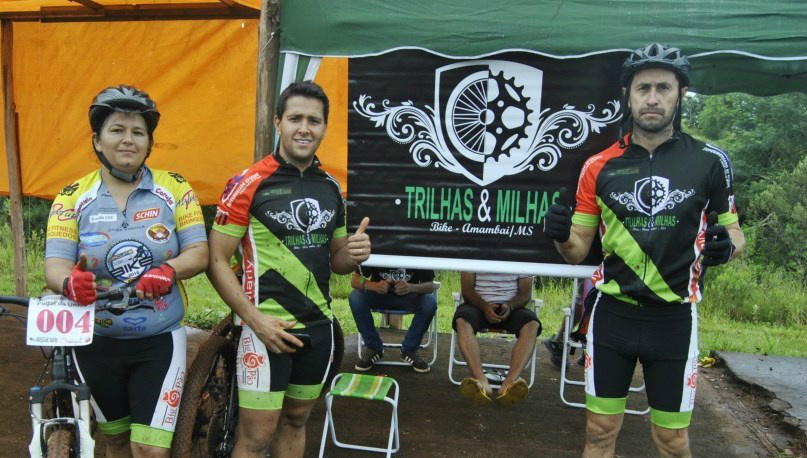 Parte do grupo Trilhas e Milhas participando do 1º Circuito Pedal da União, realizado em Amambai em dezembro de 2015 / Foto: Moreira Produções