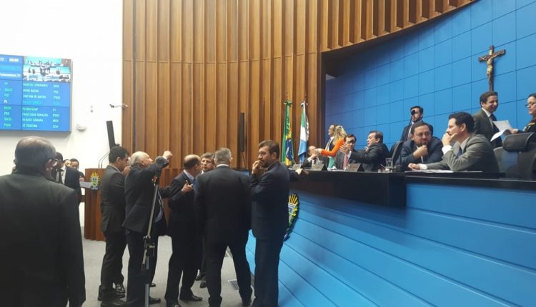 Deputados estaduais em discussão sobre projeto do governo. (Foto: Renata Volpe/Jornal Midiamax).