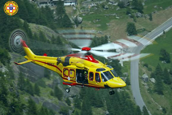 Turistas são resgatados após passarem a noite presos em teleférico na França Aosta, Itália – Imagem de divulgação da equipe italiana de resgate nos alpes mostra helicóptero da corporação que trabalhou no resgate de pessoas presas em um teleférico do Mont BlancImagem de divulgação/Resgate Italiano nos Alpes/Agência Lusa/direitos reservados