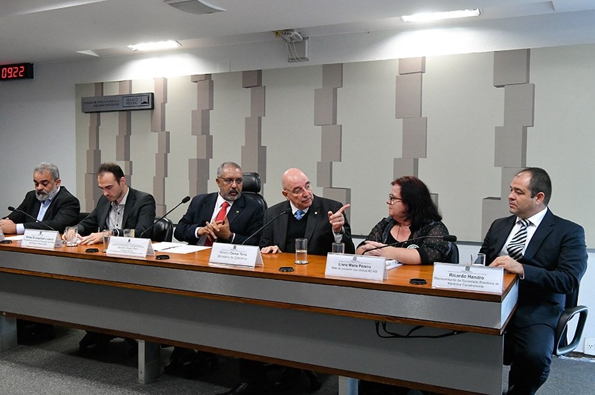 Observado pelo senador Paulo Paim (terceiro da esq. para a dir.) o ministro Osmar Terra (ao microfone) argumentou que há mais mães aflitas por dependência de drogas que por necessidade de canabidiol / Foto: Geraldo Magela/Agência Senado