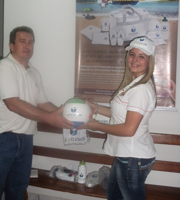 Débora recebendo o kit de verão do professor Márcio. Foto: Pet Cursos.