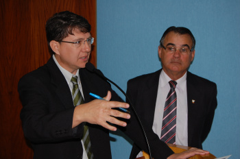 Cristino pede asfalto para beneficiar várias vilas da cidade Vereador Cristino reivindica asfalto para vilas da cidadeFoto: Moreira Produções
