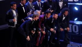Cristiano Ronaldo é eleito o melhor jogador do mundo pela quinta vez Fifa divulga equipe com os 11 melhores jogadores da temporada passada. Três brasileiros estão na lista: os laterais Daniel Alves e Marcelo e o atacante NeymarEddie Keogh/Reuters/Direitos reservados