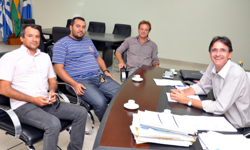 Prefeito Dirceu Lanzarini com os novos médicos contratados pela Prefeitura de Amambai.