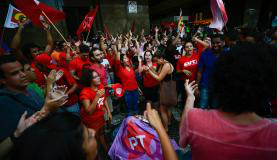 Rio de Janeiro - Sindicalistas e integrantes do PT reúnem-se na Central do Brasil em apoio ao ex-presidente Lula, após seu depoimento sob condução coercitiva à Polícia Federal Fernando Frazão/Agência Brasil