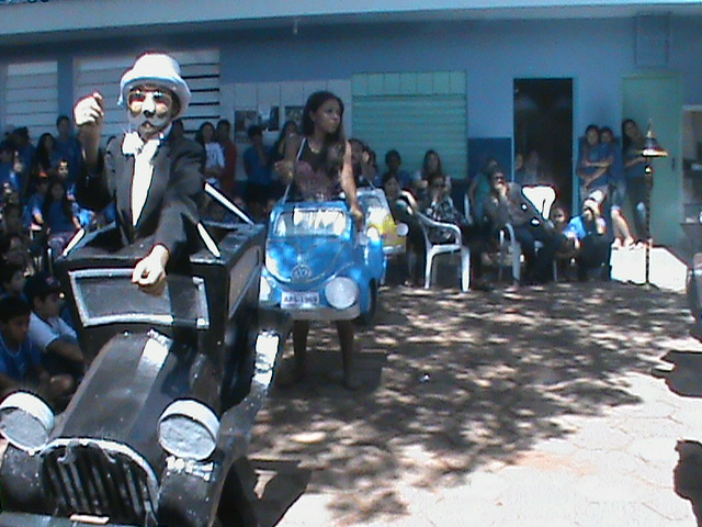 A peça teatral A história do carro no Brasil foi apresentada por alunos da escola municipal Antônio Pinto da Silva.