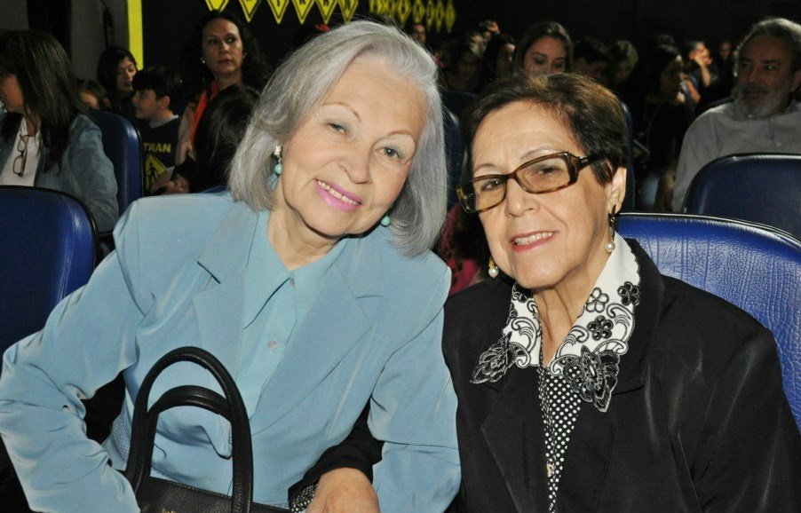 Na solenidade de abertura do Fetran, foram homenageadas as professoras Branca Karasek e Maria Silvia, percursoras do teatro em Amambai. 