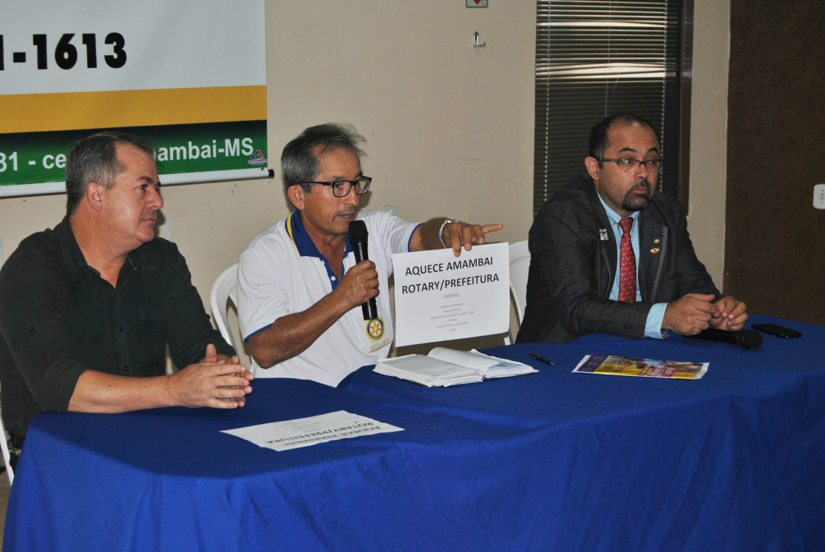 E/D: presidente da Acia, Clemente Marins, presidente do Rotary de Amambai, Edno Saldanha e o governador distrital do Rotary, Hermes de Araújo / Foto: Moreira Produções
