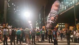 São Paulo - Manifestantes contrários ao ex-presidente Lula fazem ato em frente ao MaspCamila Boehm/Agência Brasil