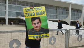 Brasília - Manifestante em frente ao Palácio do Planalto segura cartaz elogiando o juiz Sergio MoroValter Campanato/Agência Brasil