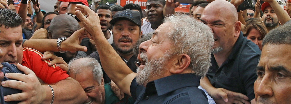 Se quiserem me derrotar, vão ter de me enfrentar nas ruas, diz Lula O ex-presidente Lula discursou, por mais de uma hora, nesta sexta (4), para centenas de pessoas, no Sindicato dos Bancários, em São Paulo; ele criticou a condução da operação Lava Jato e disse que enfrentará todos que o ofenderam; o ex-presidente avisou que iniciará uma série de viagens por todo o país;