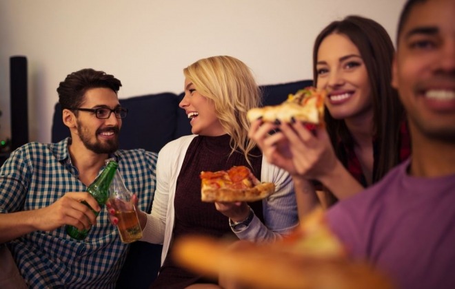 Tudo que você precisa para fazer uma noite da pizza com amigos Tudo que você precisa para fazer uma noite da pizza com amigos
