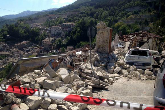 Menina que virou um dos símbolos do terremoto na Itália recebe alta hospitalar Pescara del Tronto – Vista dos destroços provocados pelo terremoto de magnitude 6,2 graus na escala Richter na região central da ItáliaAngelo Carconi/Agência Lusa/EPA/direitos reservados