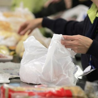 Supermercados paulistas vão continuar distribuindo sacolas plásticas por 60 dias
