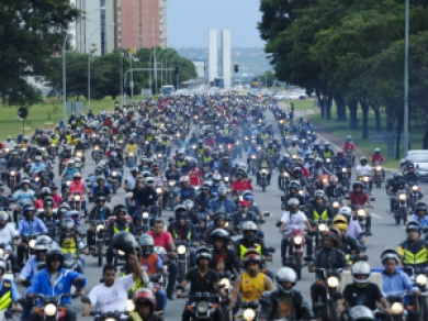 Motoboys param trânsito de Brasília em protesto contra novas regras de segurança