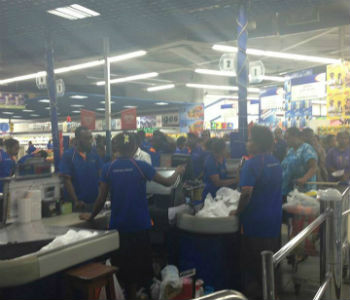 Residentes de Port Vila, Vanuatu, estocando suprimentos de emergência com a aproximação do ciclone tropical Pam. Foto: Unicef Pacífico