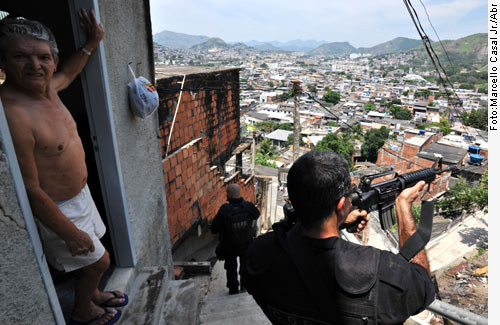 Senadores saúdam operação no Complexo do Alemão Senadores saúdam operação no Complexo do Alemão