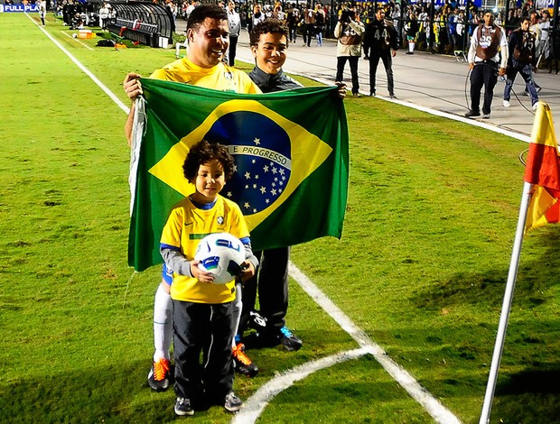 Ronaldo, com os filhos, deu volta olímpica com bandeira do Brasil (Foto: Marcos Ribolli/Globoesporte.com)