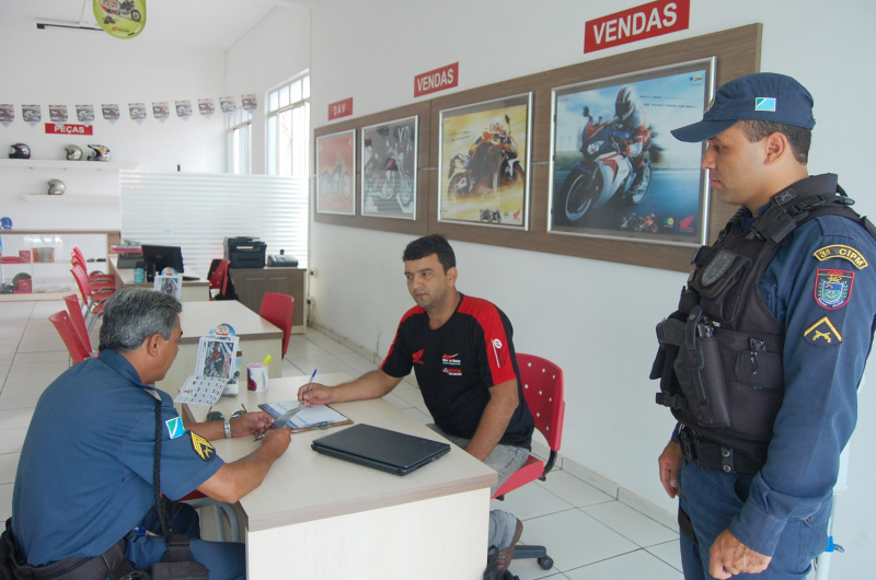Policiais da 3ª CIPM coletam assinaturas para o Reaja MS Policiais da 3ª CIPM coletam assinaturas para o Reaja MS