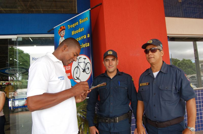 Policiais da 3ª CIPM coletam assinaturas para o Reaja MS Policiais da 3ª CIPM coletam assinaturas para o Reaja MS