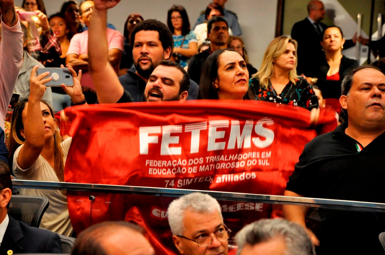Aprovado Projeto que altera Estatuto dos Profissionais da Educação Representantes da FETEMS participaram da sessão