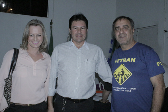 Ao centro, o presidente da câmara, Jaime Bambil, acompanhado pela professora Márcia Loli Riter e o secretário de Desenvolvimento Econômico, José Luiz Karasek.Foto: Decom