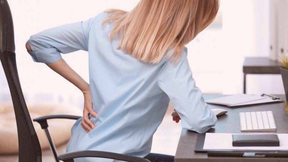 Isolamento social e trabalho em casa geram reclamações de dores nas costas